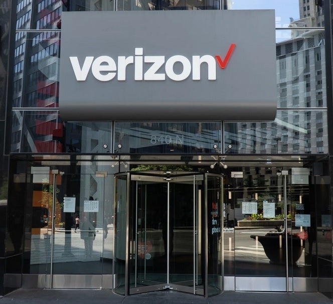 Verizon semble transférer son service client à un fournisseur étranger pour économiser de l'argent - Verizon prévoit des licenciements alors que son équipe de service client déménage à l'étranger pour économiser de l'argent