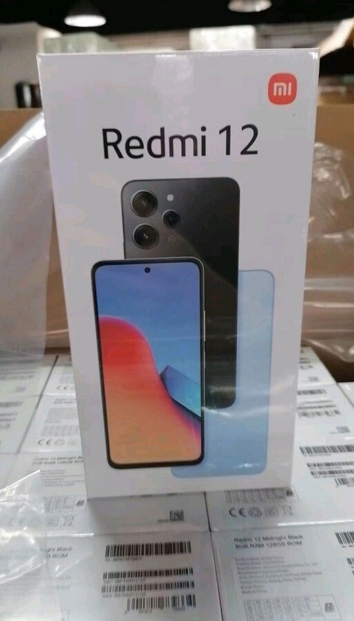 Une photo de la boîte de vente présumée du Redmi 12 a également fait l'objet d'une fuite en ligne. (Image credit - GSMArena) - Les spécifications et la boîte du Xiaomi Redmi 12 révélées dans une nouvelle fuite