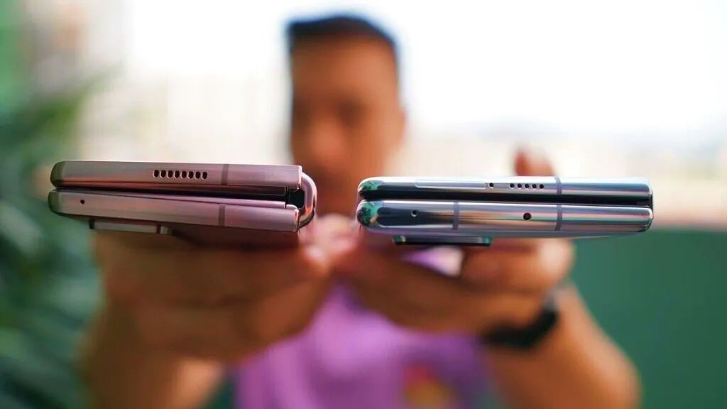 Huawei didn't have the expertise to make a hinge that allows the Mate X2 (right) to fold flat but it came up with the ingenious idea to make the two halves of the phone asymmetrical, so when you close it, this one's completely shut. That's the kind of innovation Samsung has been lacking for years now. - Galaxy Z Fold 5 and Z Flip 5: Samsung stole Apple’s worst idea - now everyone is about to pay for it