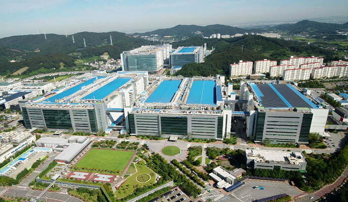 Samsung Display is starting up the mass production of its OLED panels for the iPhone 15 line - Samsung starts mass production of iPhone 15 panels; yield issues for periscope lens