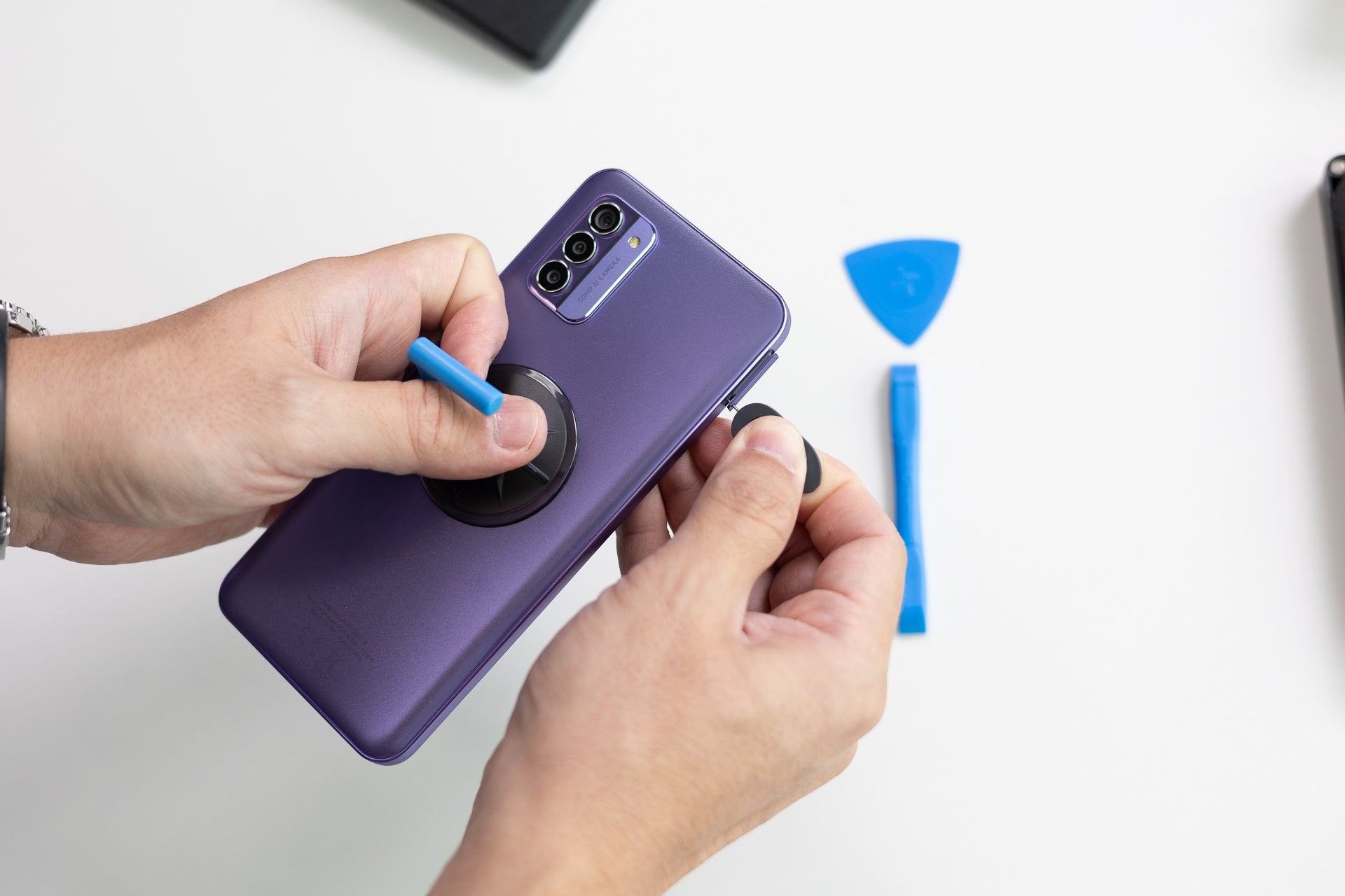 Remove the SIM tray - Can you fix your own phone in 2023? Changing the battery of the Nokia G42
