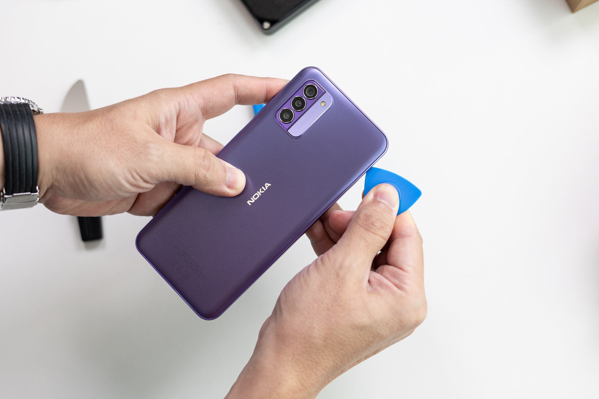 There&#039;s a little slot to nudge the pick in and start separating the back - Can you fix your own phone in 2023? Changing the battery of the Nokia G42