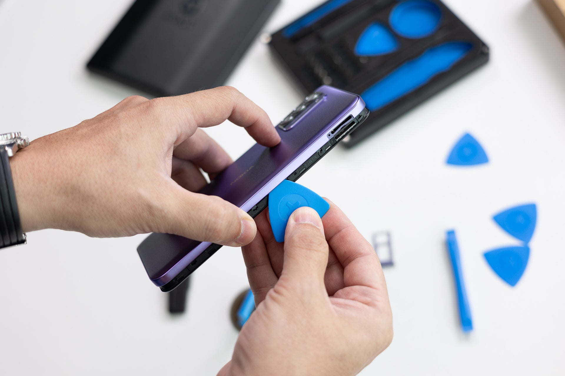 You should go around with the pick and make sure all the clips are detached - Can you fix your own phone in 2023? Changing the battery of the Nokia G42