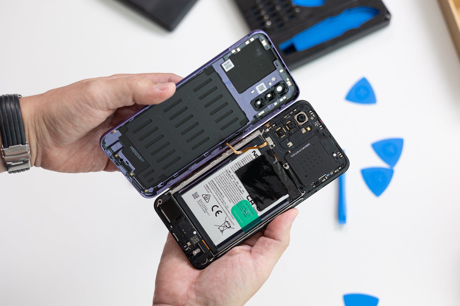 Don&#039;t forget the flex cable connecting the fingerprint scanner to the phone - Can you fix your own phone in 2023? Changing the battery of the Nokia G42