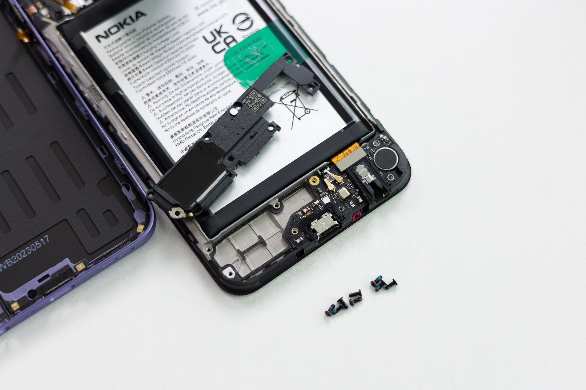 Removing the bottom plastic cover is not necessary - Can you fix your own phone in 2023? Changing the battery of the Nokia G42