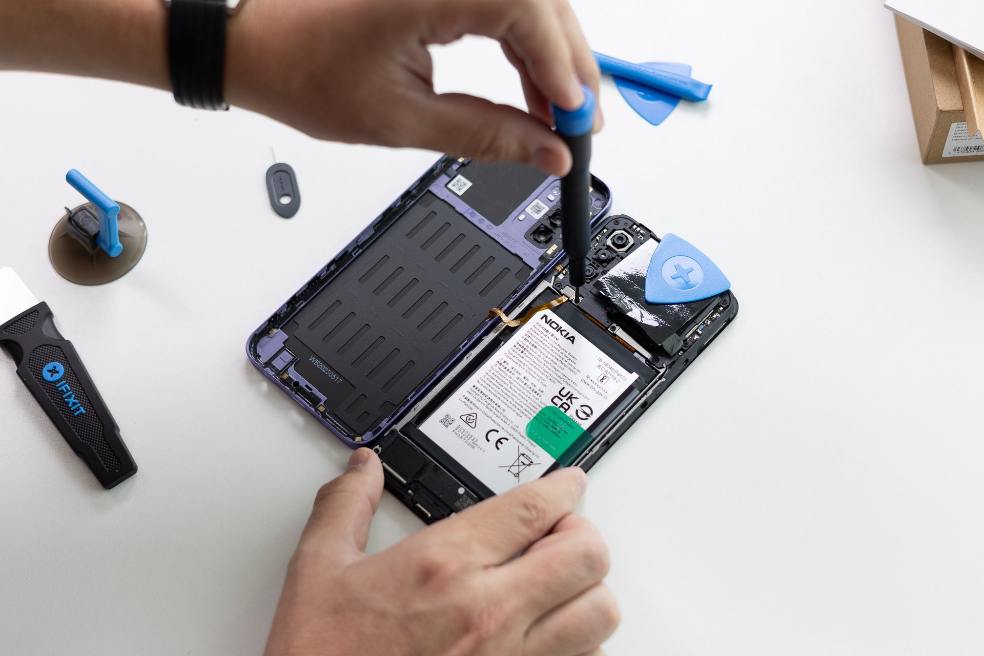 You have to remove the battery cable bracket first, probably... - Can you fix your own phone in 2023? Changing the battery of the Nokia G42
