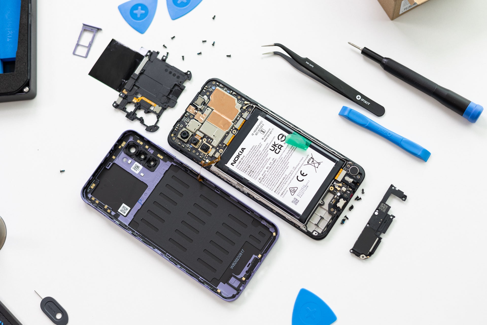 Looking at the mess of screws and tools, I can&#039;t help but feel like an engineer - Can you fix your own phone in 2023? Changing the battery of the Nokia G42