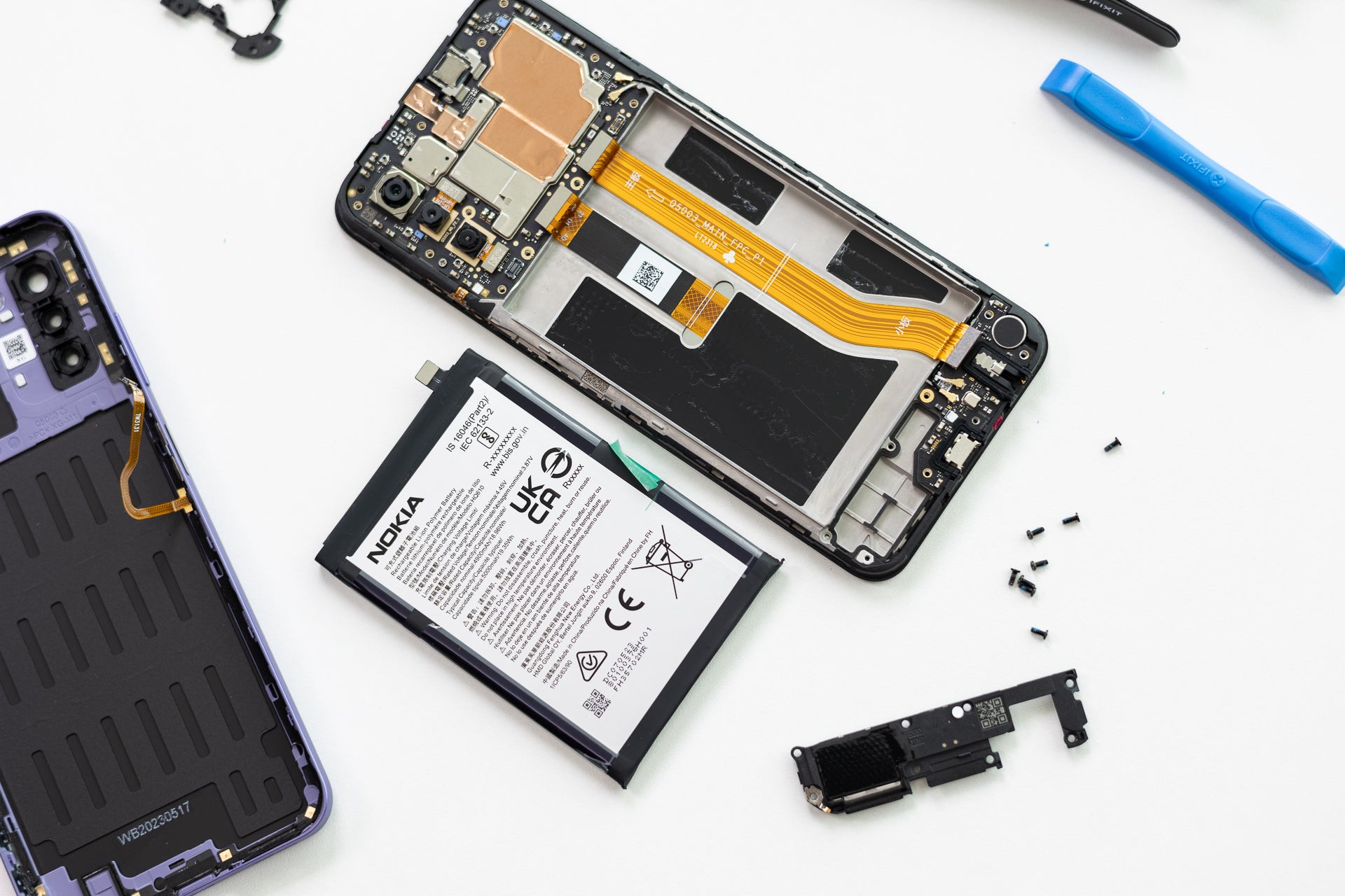 Despite the broken tag, the batter popped out - Can you fix your own phone in 2023? Changing the battery of the Nokia G42