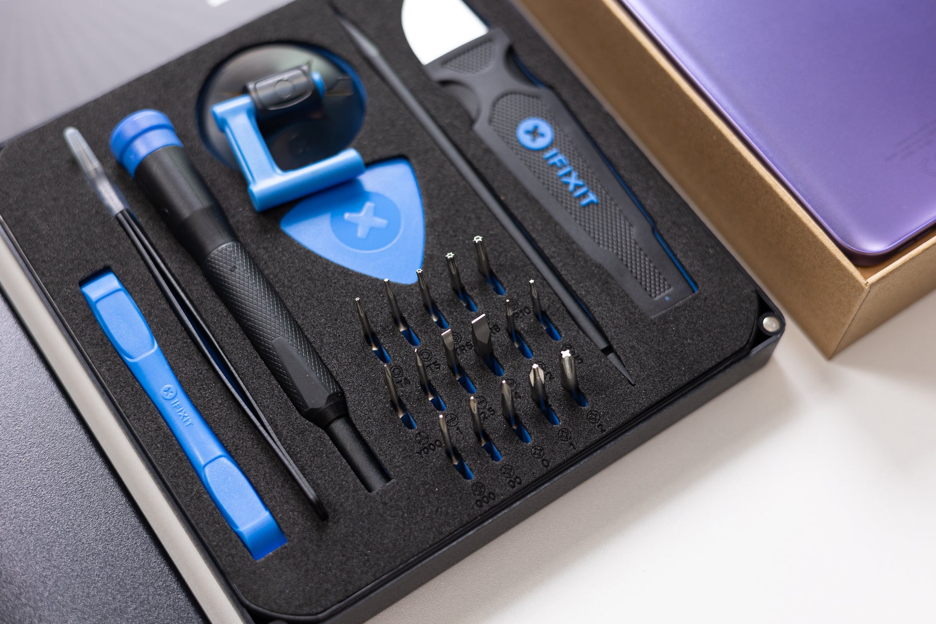 This neat toolkit was completely unnecessary for battery replacements a couple of years ago - Can you fix your own phone in 2023? Changing the battery of the Nokia G42
