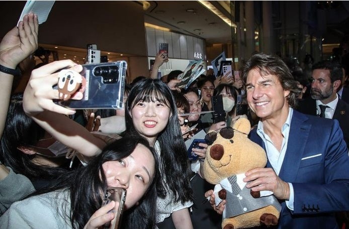 Tom Cruise may not have a smartphone but fans sure do love to take photos with him on theirs (Image Credit–Tom Cruise/Instagram) - 5 celebrities who don't use an iPhone and the surprising reasons why