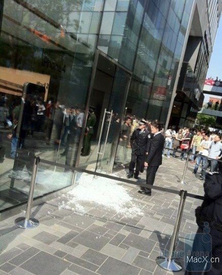 Launch of Apple iPad 2 in China turns ugly; four are hospitalized