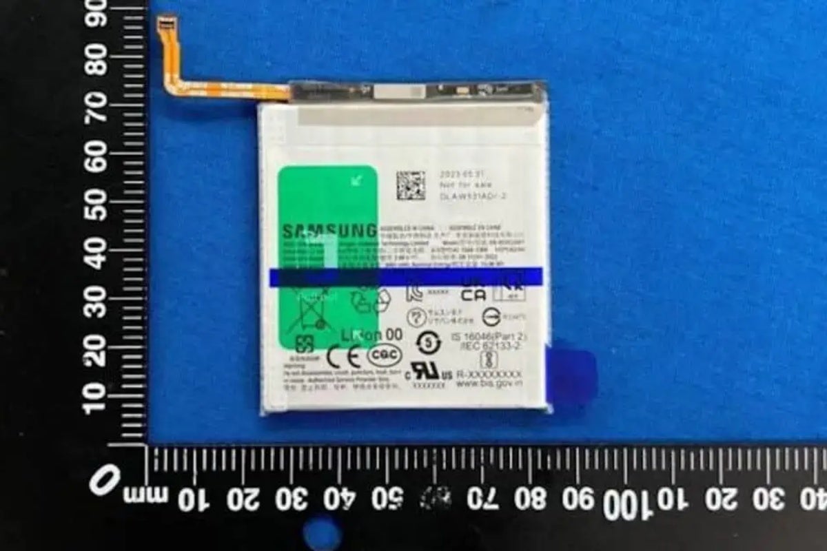 This early picture of the Galaxy S24 battery does not confirm or contradict the 4,000mAh capacity rumor. - Samsung is preparing a small but notable battery upgrade for the base Galaxy S24