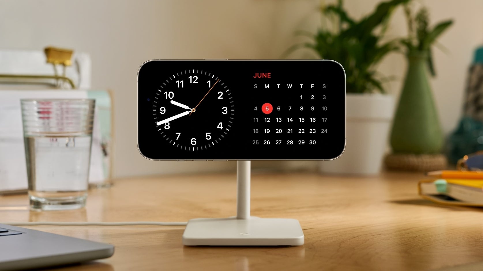 StandBy mode turns your iPhone into a smart display. You don't need a stand either (but it looks better on a stand). - Apple doesn’t innovate? Think again! Android users will be jealous of these iPhone 15 features