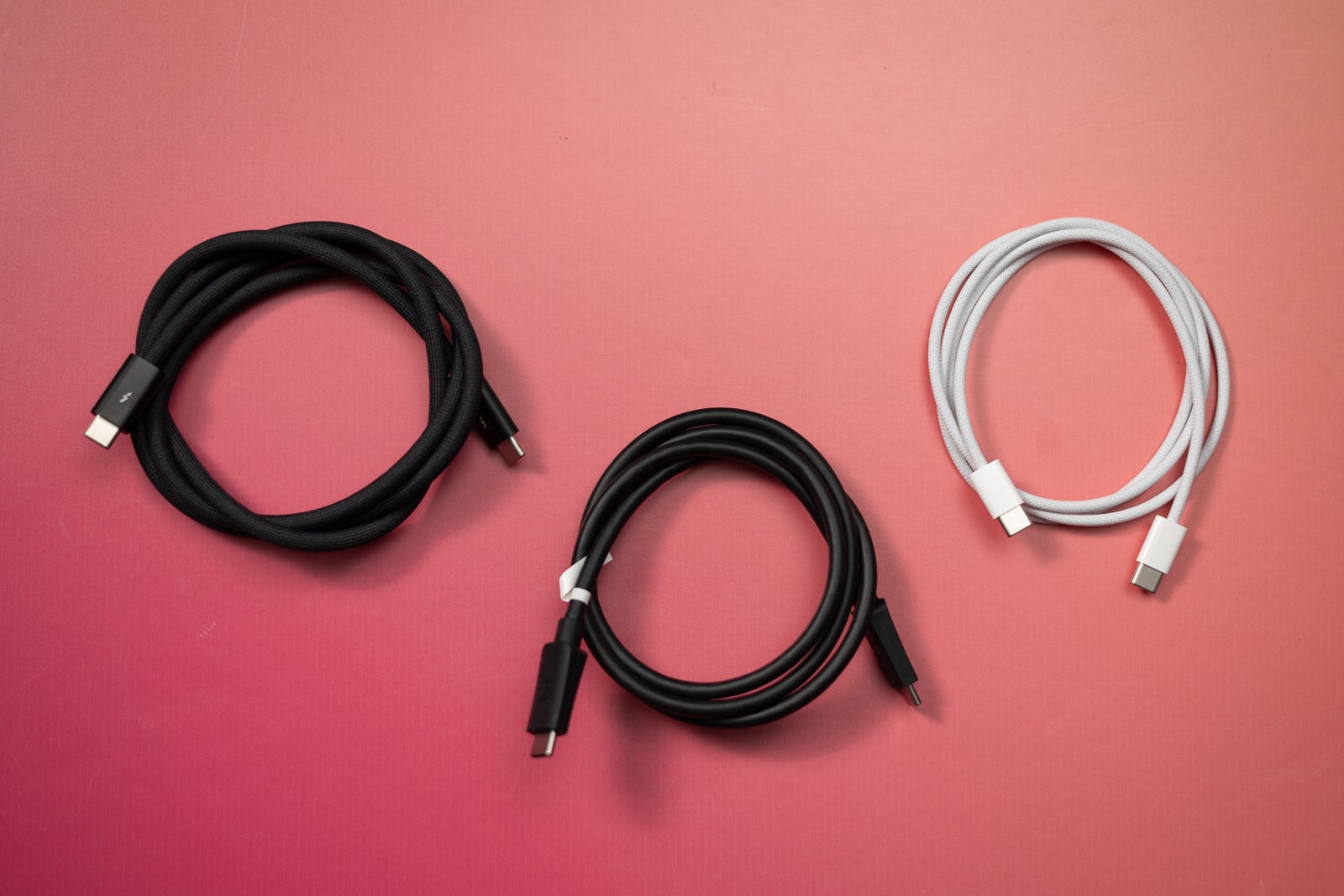 Kabel Apple Thunderbolt, kabel USB 3 seharga $15, kabel stok iPhone 15 (Kredit gambar - PhoneArena) - Kecepatan USB C iPhone 15 Pro diuji: kabel USB 3 vs kabel stok, apakah ada bedanya?