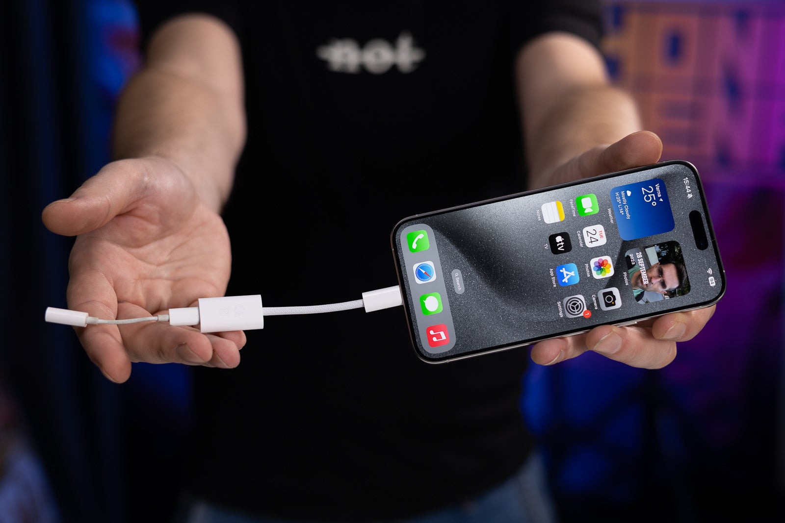 La vie du dongle - iPhone 15 avec USB C : peut-on utiliser des adaptateurs pour connecter des accessoires Lightning ?