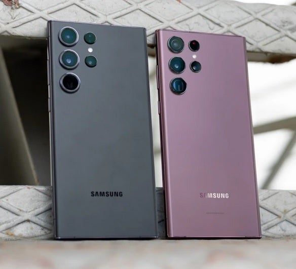 The Galaxy S23 line, including the S23 Ultra (L) is outselling the Galaxy S22 series - Galaxy S23 series is outselling last year's flagships while the 2023 foldables falter