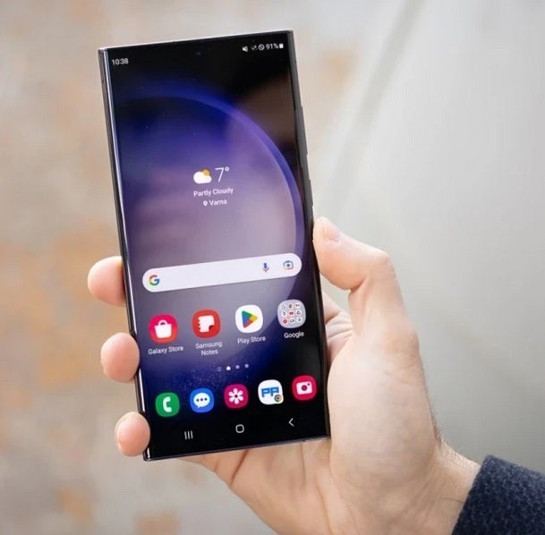 Le Samsung Galaxy S23 Ultra est le seul téléphone Galaxy haut de gamme à figurer parmi les dix modèles les plus vendus au premier semestre 2023 - l'objectif de Samsung pour 2024 : vendre davantage de téléphones à des prix plus élevés et augmenter son prix de vente moyen.