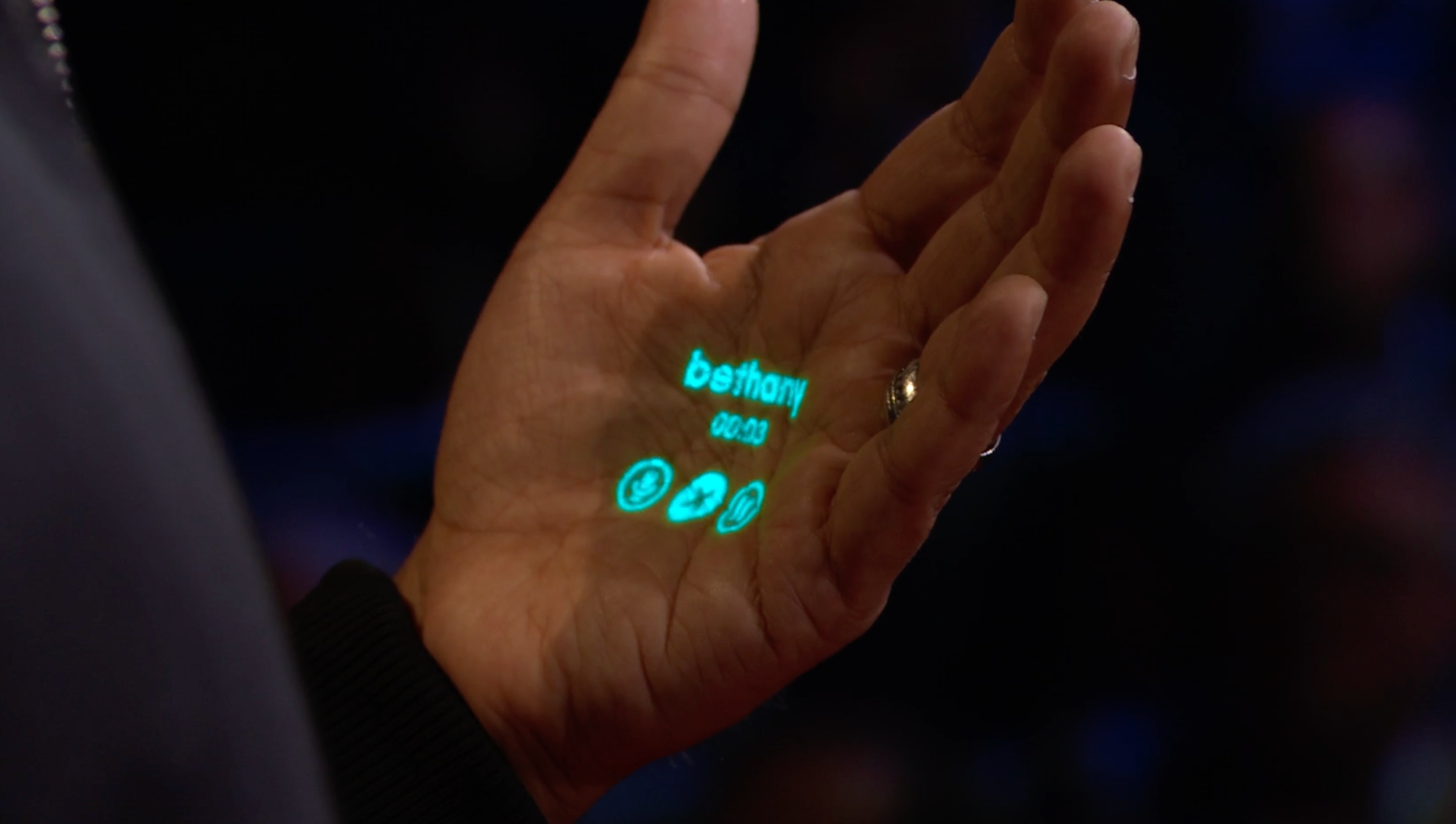 Crédit d'image – Humane/TED – Épingle IA futuriste "smartphone sans écran" Surface des détails de l'appareil : prix de 699 $ plus abonnement