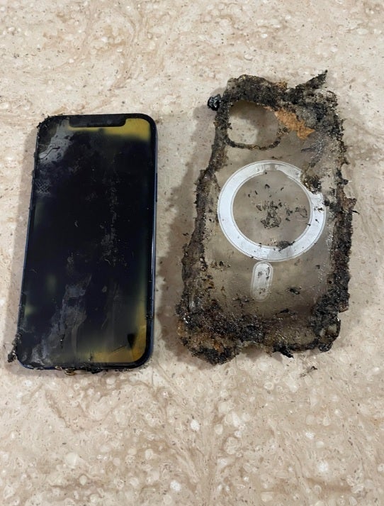 Cet iPhone est tombé dans un feu de joie mais a quand même reçu des appels et a pu transférer des données vers un nouveau téléphone le lendemain matin. L'iPhone prend toujours des appels quelques minutes après avoir été retiré du feu de joie et transfère les données le lendemain matin.