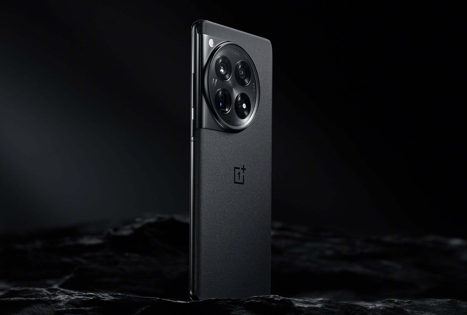 O OnePlus 12 em preto (Fonte da imagem - OnePlus) - Cores OnePlus 12: o que esperar