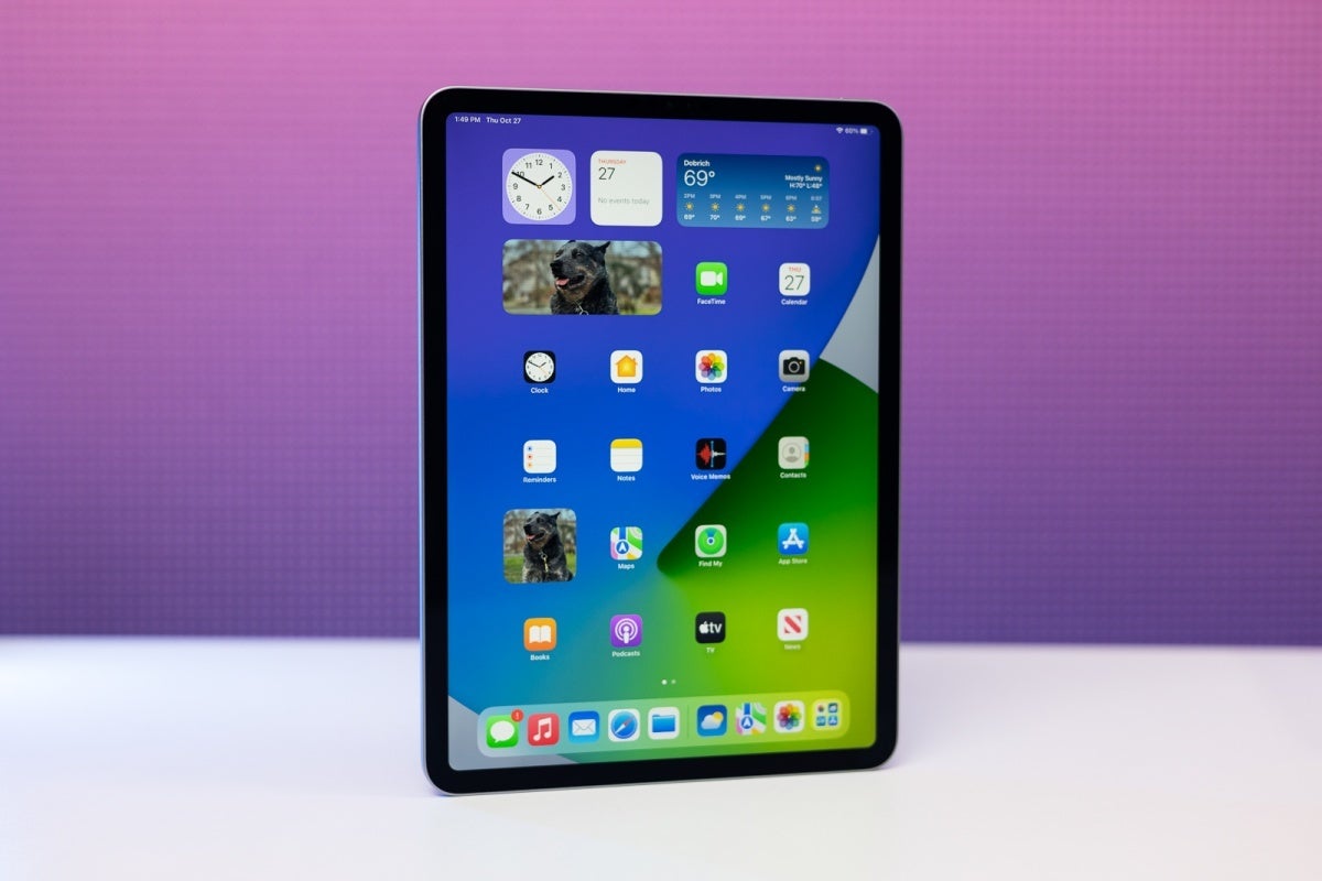 A já excelente tela do iPad Pro 2022 de 11 polegadas (foto aqui) ficará ainda mais excelente no próximo ano.  - A Apple parece cada vez mais propensa a lançar dois novos iPad Airs e dois iPad Pros em março de 2024
