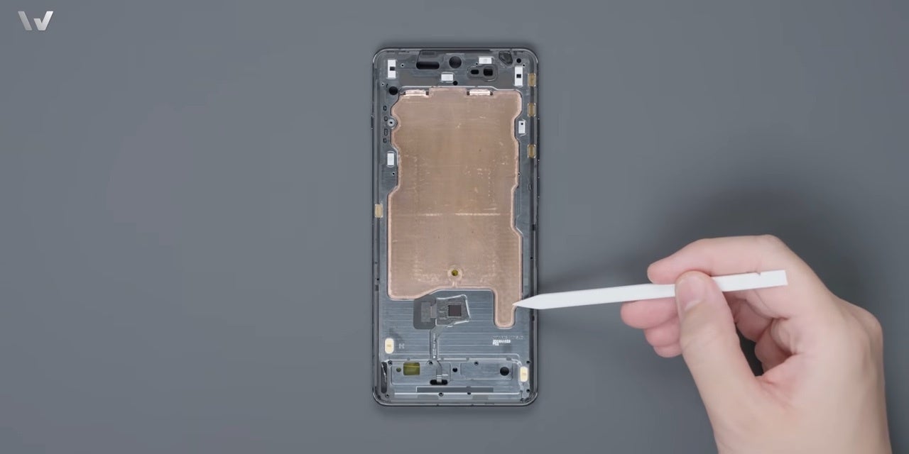 A desmontagem do OnePlus 12 revela uma grande câmara de resfriamento que rivaliza com a da maioria dos smartphones