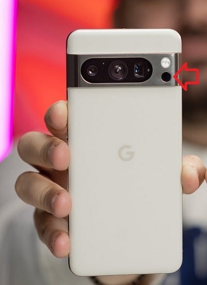 A seta mostra o sensor do termômetro no Pixel 8 Pro – o código oculto revela como o Google planeja transformar um sensor do Pixel 8 Pro em uma ferramenta de saúde pessoal