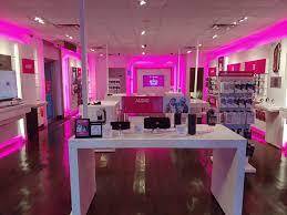 T-Mobile Store in New York City - T-Mobile subscriber accuses carrier of adding line to his account without permission