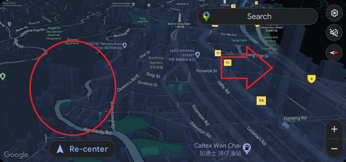 Le cercle et la flèche montrent des bâtiments 3D semi-opaques sur Google Maps lors d'une navigation à Hong Kong - Google Maps affiche des bâtiments 3D lors de la navigation lors d'un nouveau test