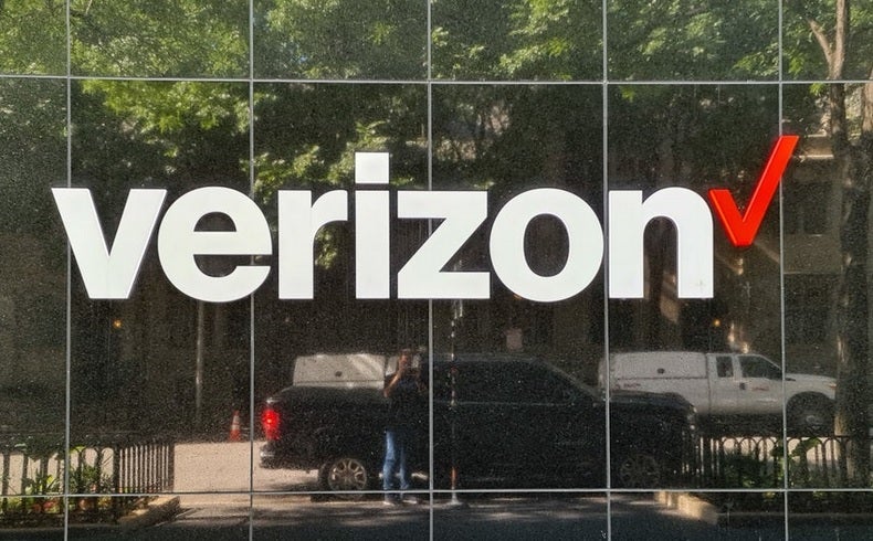 A Verizon poderia aumentar a taxa de recuperação administrativa e de telecomunicações mesmo depois de pagar US$ 100 milhões para resolver um processo relacionado - a Verizon poderia aumentar a taxa de recuperação de telecomunicações mesmo depois de concordar com um acordo de US$ 100 milhões sobre ela