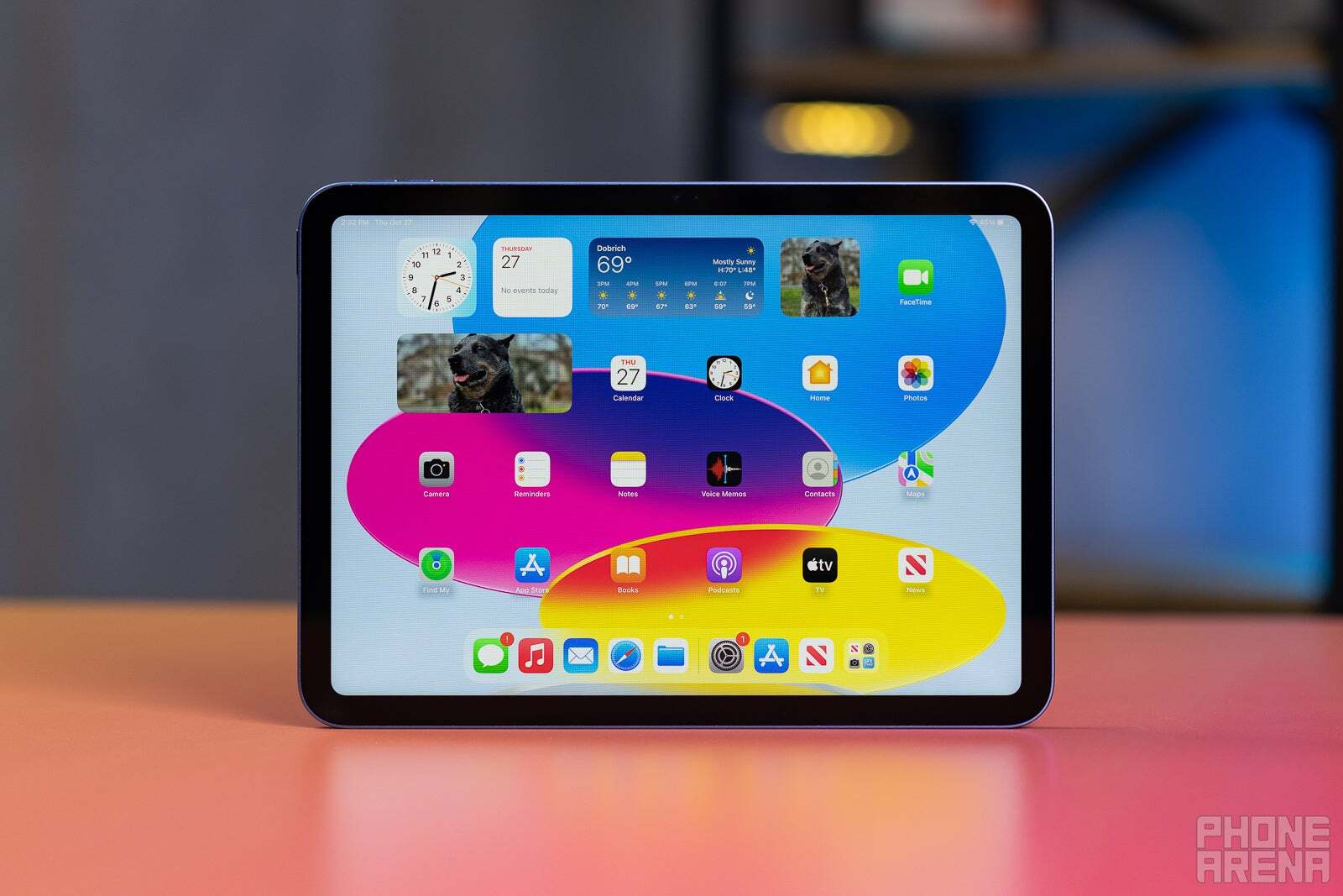 Przedni aparat iPada 10. generacji został już przesunięty tak, aby znajdował się na górze tabletu w trybie poziomym – nowe modele iPada Pro OLED M3 w produkcji;  Urządzenie ukaże się pod koniec marca