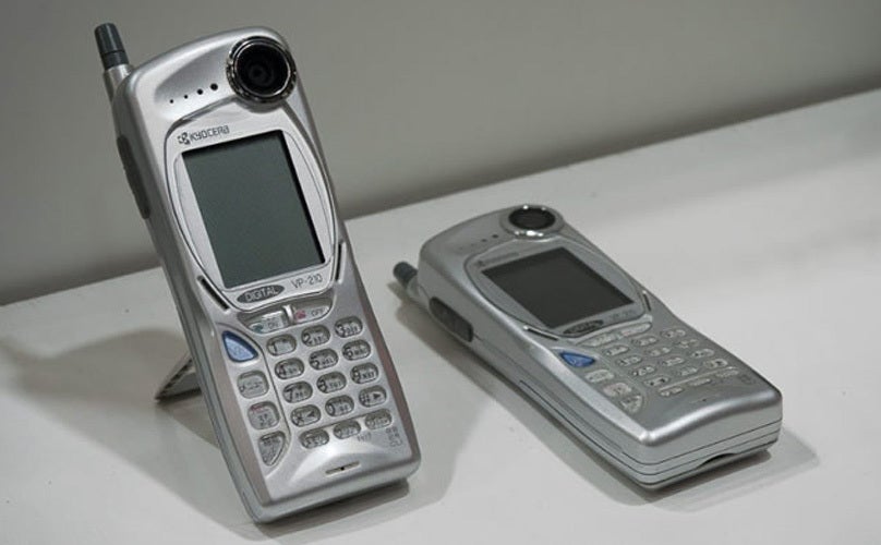 25 years ago, the Kyocera VP-210 initiated the selfie revolution - Living with a phone without a selfie camera (sort of)