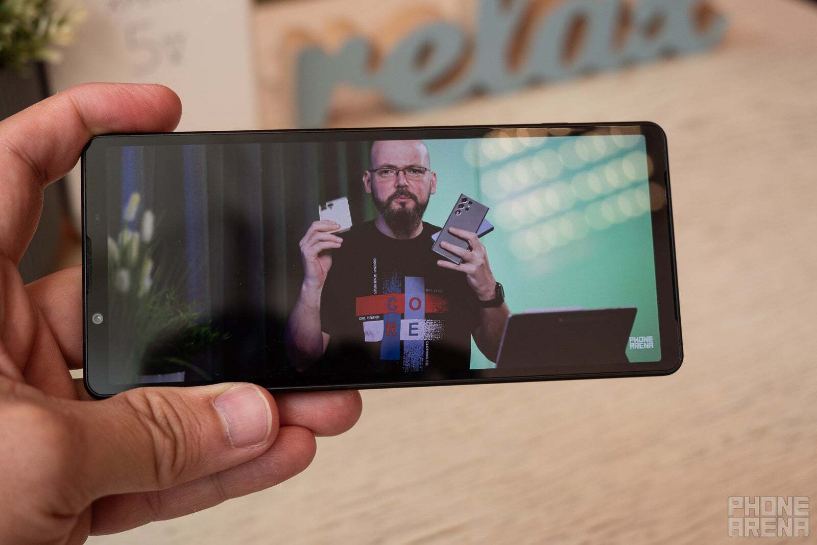 Okay, not as attractive (talking about the phone, of course) but is it that bad? - Living with a phone without a selfie camera (sort of)