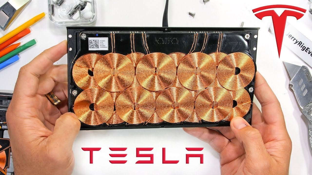 O carregador sem fio Tesla e suas 16 bobinas.  Imagem - JerryRigEverything - Explicação do carregamento sem fio!  Tudo que você precisa saber