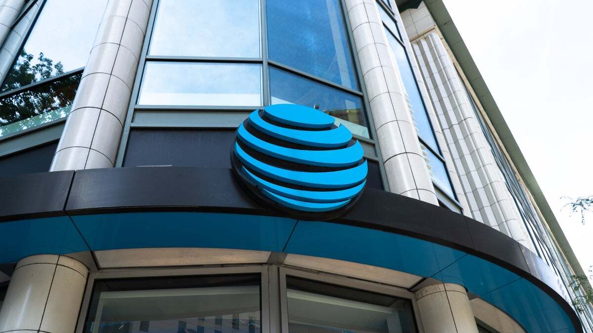 AT&amp;amp;T subscribers could not connect to the carrier's network until this afternoon - AT&amp;T apologizes for outage although a cyber attack has not yet been definitively ruled out