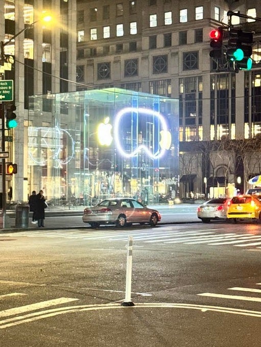 L'Apple Store de la Cinquième Avenue à New York, où le Dr Ishaqi a été le premier à acheter le Vision Pro - Que pense le premier acheteur de Vision Pro à New York de l'appareil après un mois ?