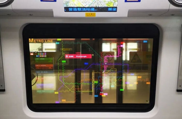 Uma tela transparente em um trem do metrô em Shenzhen, China - Telefone com tela transparente: isso é possível?