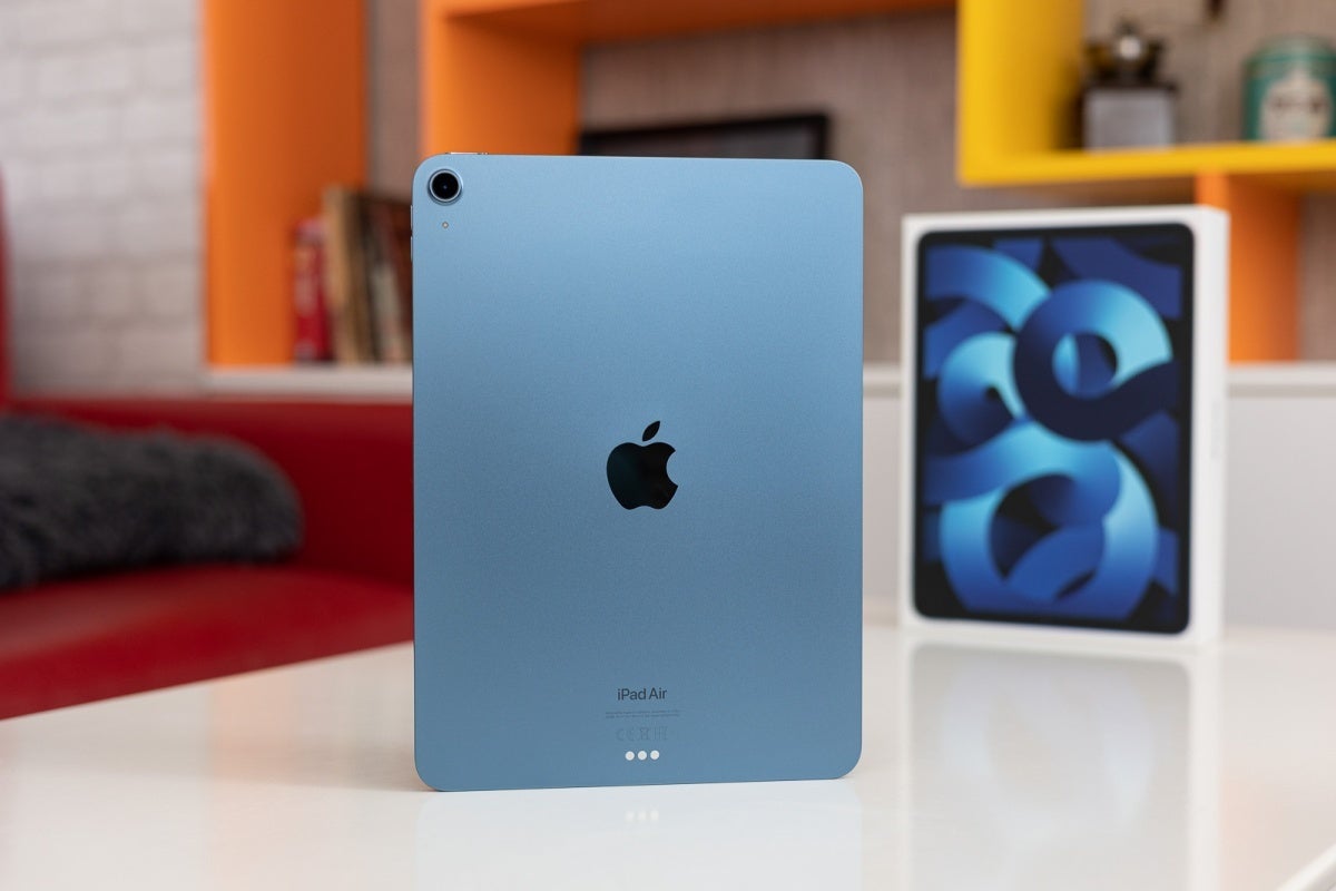Espera-se que o iPad Air 2022 de tamanho único (foto aqui) tenha duas sequências em 2024. - Os iPad Pros e iPad Airs de próxima geração da Apple 'ainda chegarão' no próximo mês ou depois
