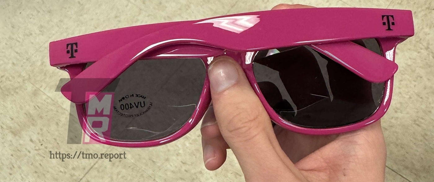 Les lunettes gratuites incluront la marque T-Mobile et la couleur magenta de l'opérateur. Les abonnés T-Mobile recevront la récompense parfaite pour les prochaines journées d'été ensoleillées.