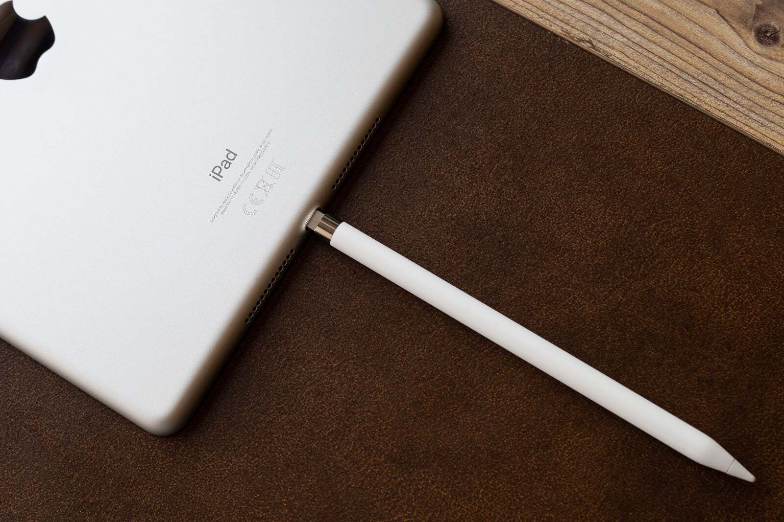 A first-gen Apple Pencil charging; yep, this looks good - A light-hearted look at my &quot;favorite&quot; Apple design fails (Vision Pro is in here too)
