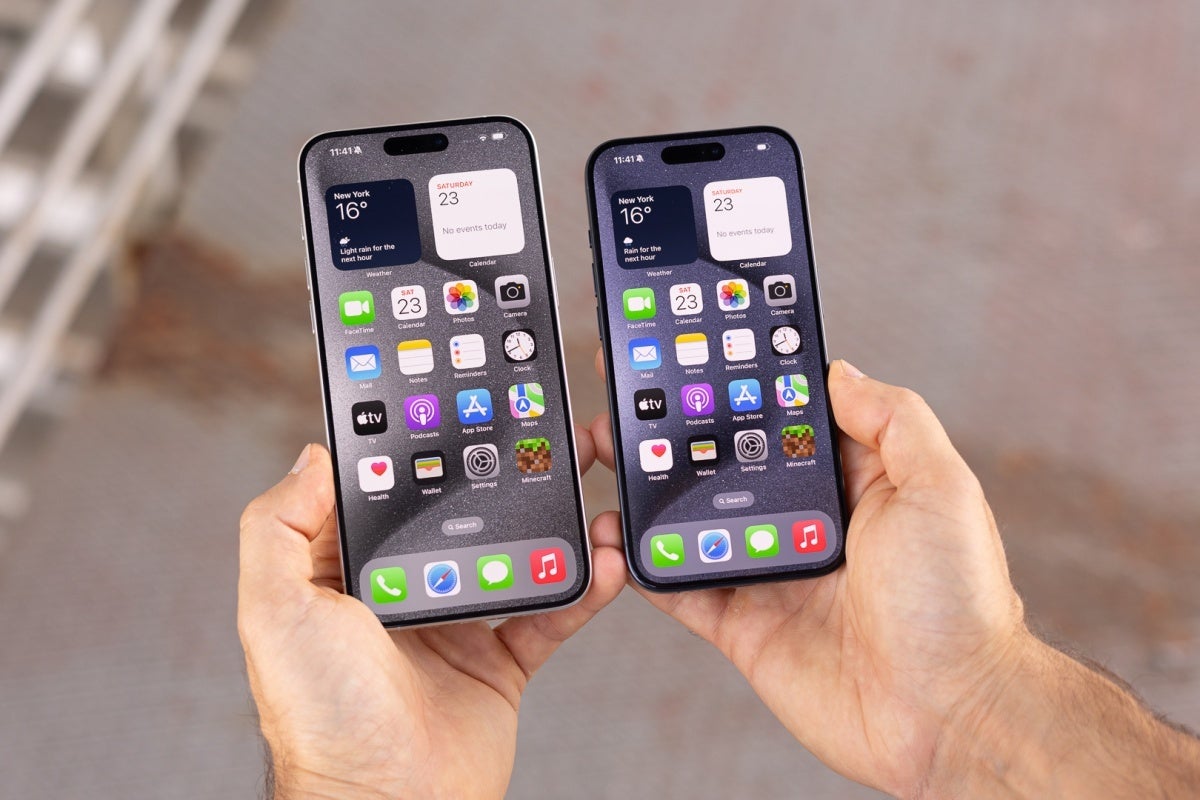 Les iPhone 16 Pro et 16 Pro Max pourraient être dotés d’écrans considérablement plus grands que les 15 Pro et 15 Pro Max (photo ici).  - Les rumeurs sur le nouveau iPhone 16 Pro dressent un tableau exaltant avec 2 To de stockage, une grosse batterie et plus encore