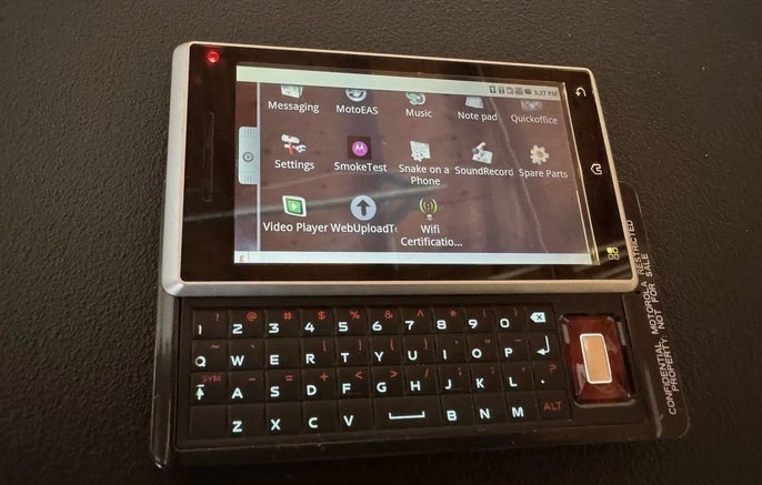 You can bid on this prototype Motorola DROID until Wednesday afternoon - You can own a piece of smartphone history as a rare prototype has been listed on eBay
