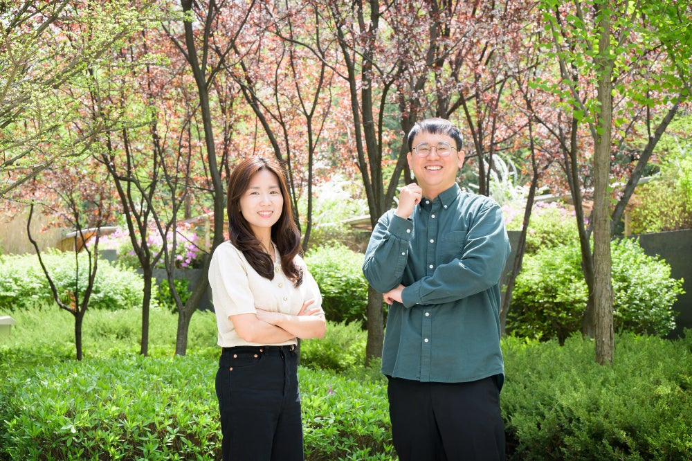 (A partir da esquerda) Yoonjung Choi e Yonghyun Ryu do Global AI Center da Samsung Research.  Crédito - Redação da Samsung - Uma análise mais aprofundada do Live Translate da Samsung (mais 3 idiomas adicionados ao recurso de ficção científica)