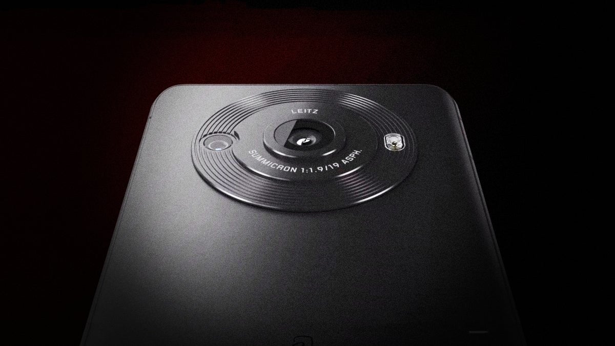 Le produit phare de Sharp pour le Japon dispose d'une seule caméra arrière.  J'adore son aspect épuré, mais ce n'est pas la démarche marketing la plus pointue, Sharp.  Vous avez besoin d'au moins quatre trous supplémentaires.  - Une fuite de photos de l'iPhone 16 Pro et du Pixel 9 Pro montre qu'Apple et Google ont besoin de la technologie d'appareil photo de Huawei