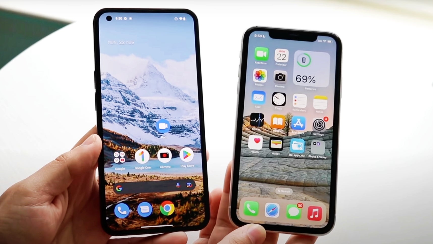 Nothing Phone 1 (left), iPhone 11 (right). Symmetrical display borders make a bigger difference than thin display borders. - Not a good look! Google, Samsung make new phones look older on purpose to sell more flagships?