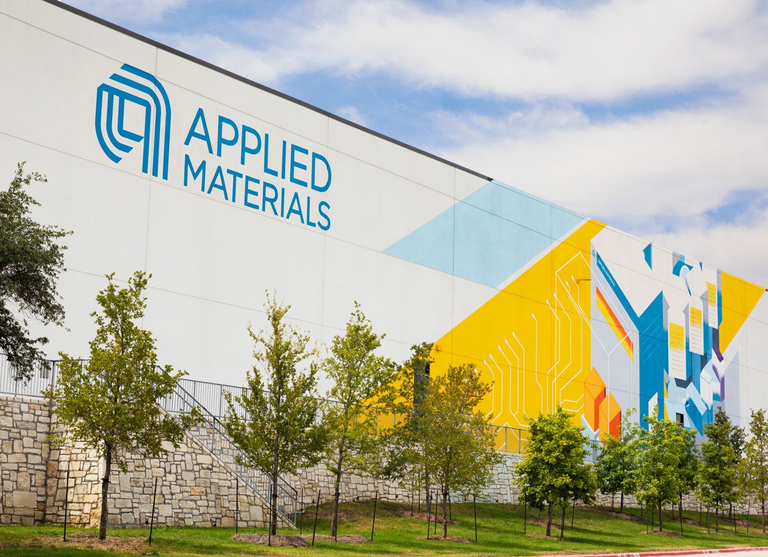 SMIC reportedly bought equipment made by Applied Materials before the U.S. sanctions to help SMIC make the Kirin 9000s 5G - U.S. widens Applied Materials probe as it looks into chip manufacturing gear sold to China's SMIC