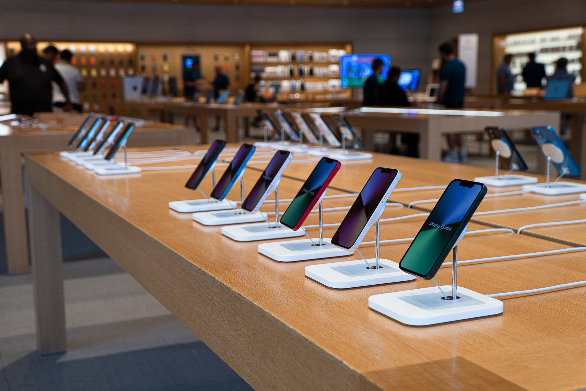 Inside one of Apple&#039;s physical stores where you can get hands-on experience with all the available iPhone models (Image Credit–PhoneArena) - T-Mobile reps say &quot;no phone&quot;? Well, high five them and buy it elsewhere