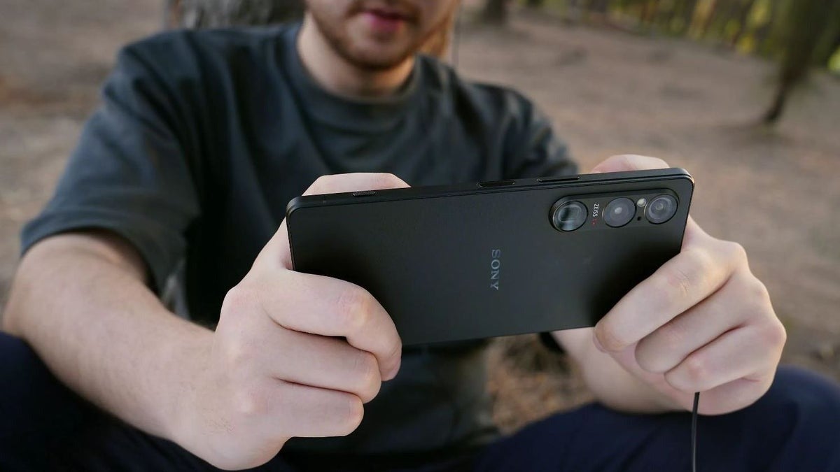2024 marks the death of the unique smartphone?