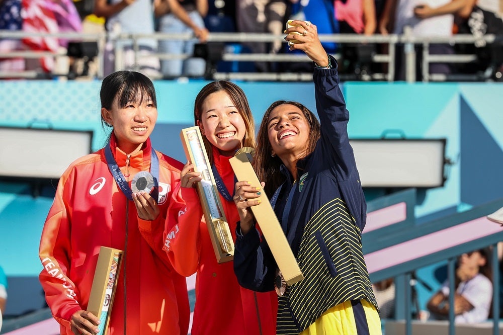 From left – Silver medalist Liz Akama and gold medalist Coco Yoshizawa of Team Japan and bronze medalist and Team Samsung Galaxy member Rayssa Leal of Team Brazil pose for their Victory Selfie after the women’s street skateboarding competition. | Photo by Samsung, Getty Images - What is the Galaxy Victory Selfie, and why it&#039;s so darn hard to take one (Gallery)