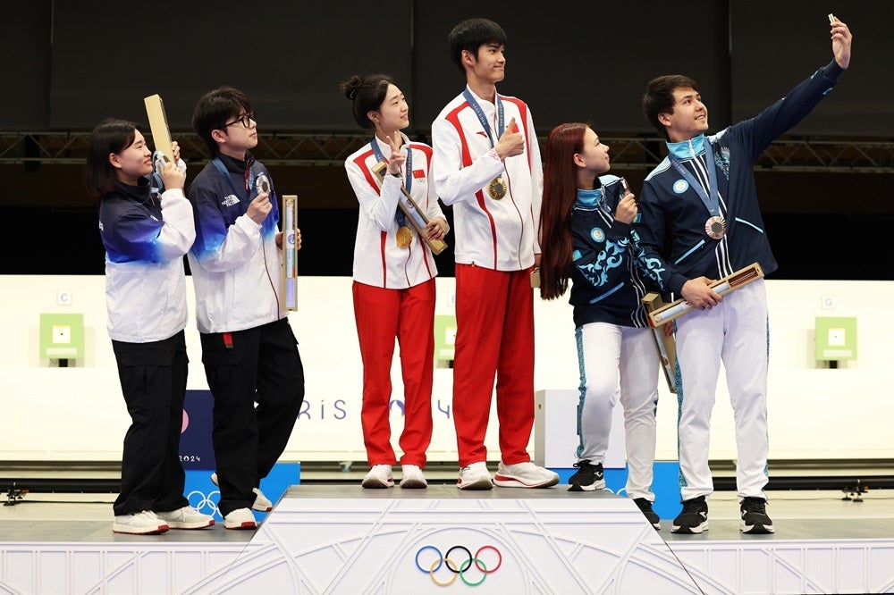 From left – Silver medalists Jihyeon Keum and Hajun Park of Team Republic of Korea, gold medalists Yuting Huang and Lihao Sheng of Team People’s Republic of China and bronze medalists Alexandra Le and Islam Satpayev of Team Kazakhstan pose for the first-ever Victory Selfie after the 10m air rifle mixed team shooting competition. | Photo by Charles McQuillan, Getty Images - What is the Galaxy Victory Selfie, and why it&#039;s so darn hard to take one (Gallery)